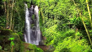 <strong>风景视频自然</strong>瀑布Munduk与干净的冷水隐藏在热带丛林岛屿巴厘岛